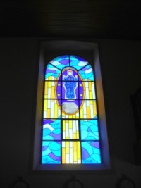 Un vitrail de la chapelle représente l'apparition de la Sainte Vierge à Pontmain en 1871.