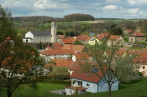 Panorama du village de Volmunster et de l'église Saint-Pierre.