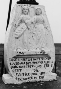 Sainte Madeleine et sainte Odile, les patronnes des commenditaires, sont représentées sur la face du fût.