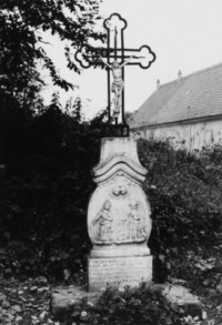 La croix date de 1842.