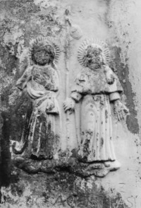 La Vierge du Calvaire et saint Jacques apparaissent sur le fût.