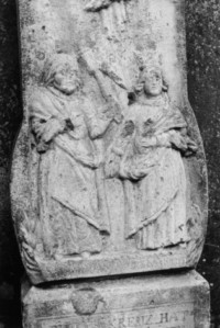 Les saints patrons des commenditaires, saint Matthias et sainte Élisabeth, apparaissent sur la face du fût-stèle.