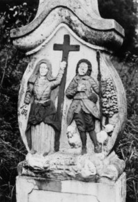 Sainte Marguerite et saint Wendelin sont représentés sur la face du fût.