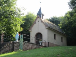 La croix et la chapelle de Dorst se situent à l'extrémité du hameau, vers Rolbing.