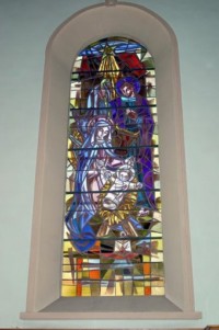 Un vitrail de l'église de Walschbronn, œuvre de l'artiste Bassinot de Nancy datant du milieu du XXe siècle, figurant la Nativité de Notre-Seigneur Jésus-Christ.