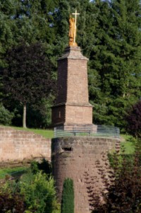Une statue du Sacré-Cœur domine tout le village depuis les hauteurs du Weckersburg.