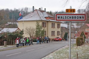 L'entrée du village de Walschbronn, en arrivant d'Allemagne (photographie de la section de Bitche du Club vosgien).