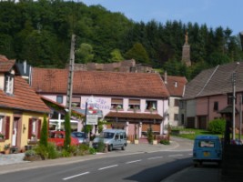Le centre du village, dominé par les ruines du château et la statue du Christ (photographie de " P2911 ").