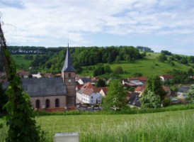 L'église Saint-Benoît et le village de Walschbronn.