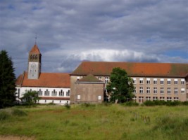 La chapelle du collège, qui se désolidarise du bâtiment, est visible depuis le nouvel hôpital Saint-Joseph de Bitche.