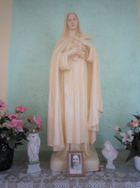 Une statue de sainte Thérèse de Lisieux est située sur l'autel de la chapelle.