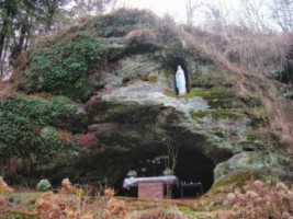 Une réplique de la grotte de Lourdes est érigée dans la paroisse de Schorbach.