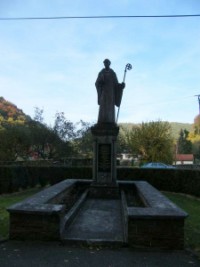La statue de saint Bernard, veillant sur le Vallis Sanctae Mariae, est installée en 1935 par l'abbé Drexler pour commémorer le huit-centième anniversaire de la fondation de l'abbaye cistercienne du village.