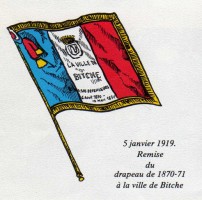 Le drapeau offert aux défenseurs de la cité et remis par le fils du commandant Teyssier en 1919, après le retour à la France.
