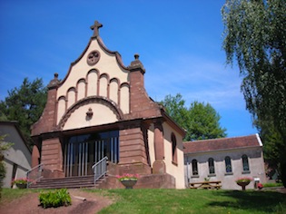 La premire chapelle est rige  partir de 1949 et bnie en 1953.