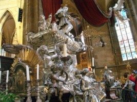 Le tombeau monumental du saint, en argent, se situe dans la cathédrale Saint-Guy de Prague (image provenant de wikipedia.de).