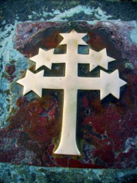 L'endroit duquel le saint prêtre a été jeté du pont Charles de Pragues est encore marqué de nos jours une croix en or (image provenant de Wikimedia Commons).