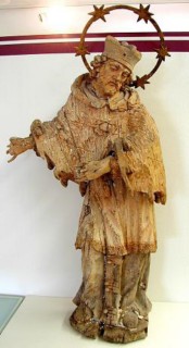 Statue de saint Jean Népomucène en bois sculpté, datant du XVIIIe siècle (image provenant de Wikimedia Commons).